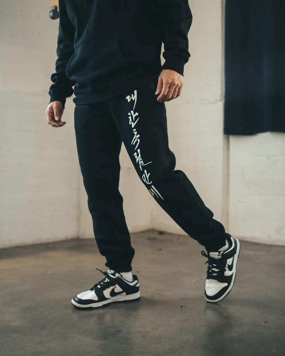 LONG LIVE INDEPENDENCE OF KOREA SWEATPANTS (BLACK)